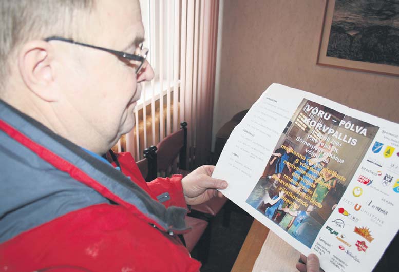 Hugo Prants maavõistluse aastatetaguseid reklaame vaatamas. Foto: VÕRUMAA TEATAJA